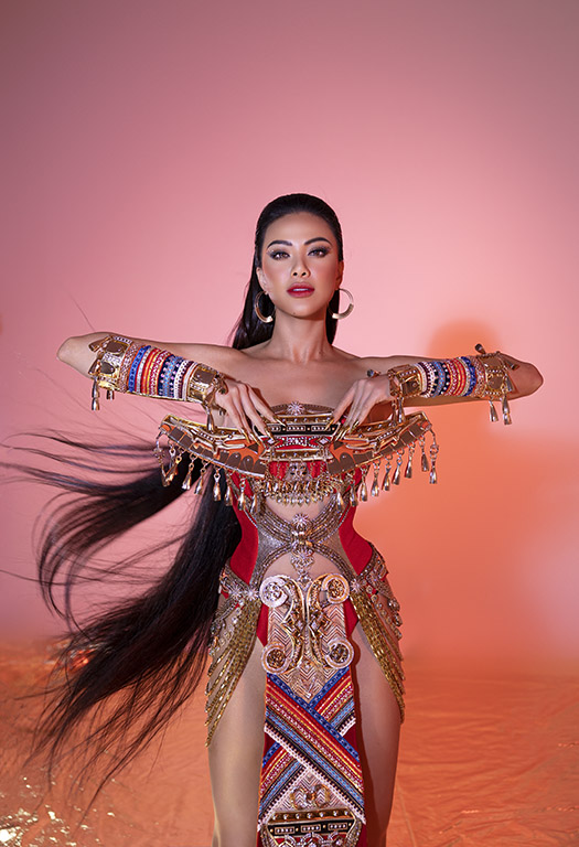 Cận cảnh trang phục dân tộc 'Hùng ca biển cả' của Kim Duyên mang đến Miss Supranational 2022 - ảnh 1